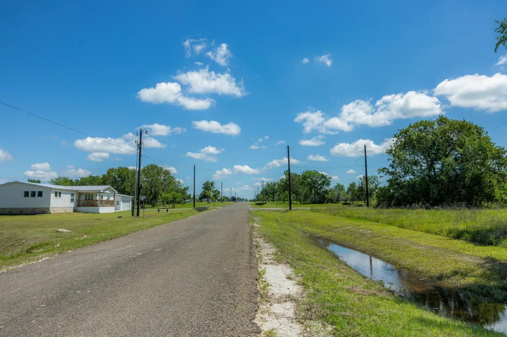 10649 Brushwood Cutoff Bedias, TX 77831