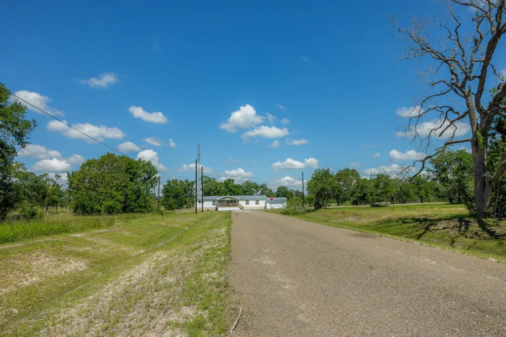10677 Brushwood Cutoff Bedias, TX 77831