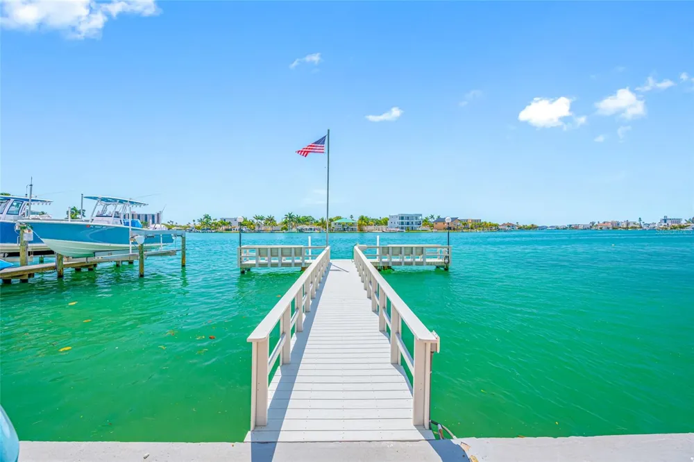 285 107TH AVENUE #306 Treasure Island, FL 33706