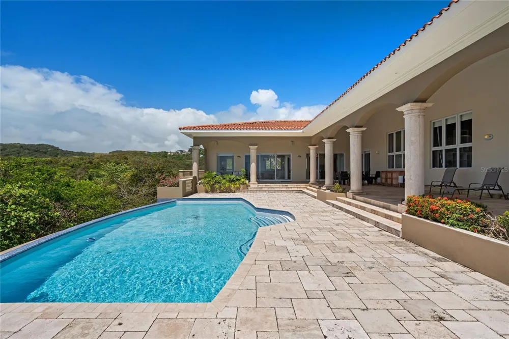 9 SHELL CASTLE Humacao, PR 00791