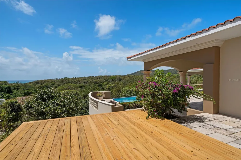 9 SHELL CASTLE Humacao, PR 00791