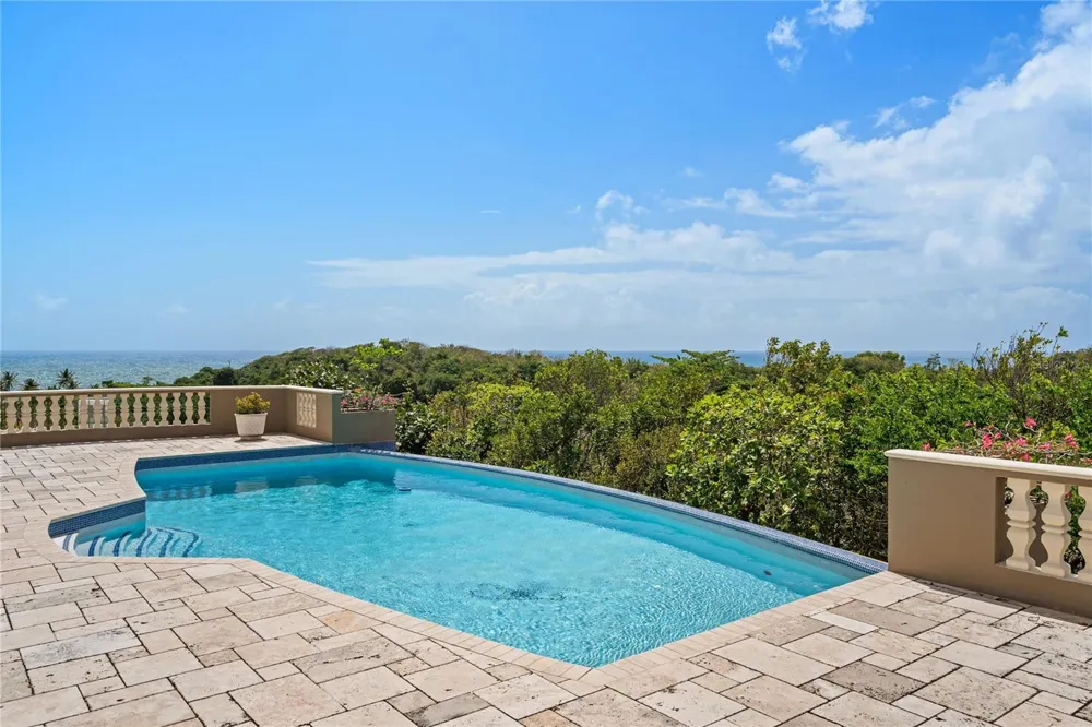 9 SHELL CASTLE Humacao, PR 00791