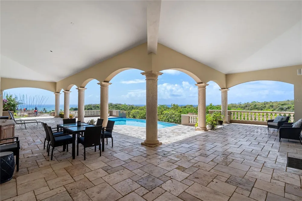 9 SHELL CASTLE Humacao, PR 00791