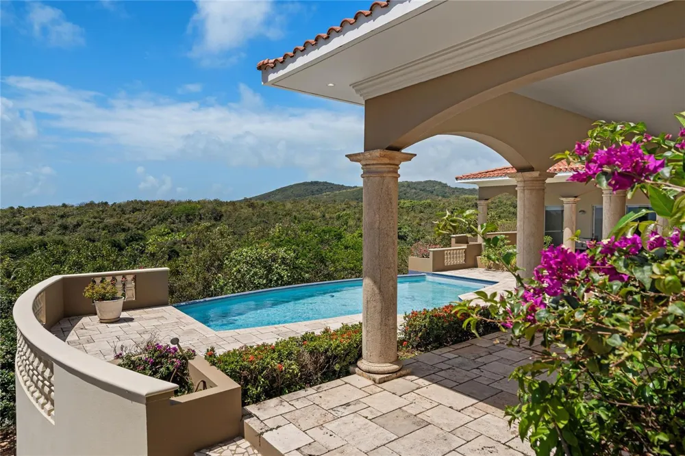 9 SHELL CASTLE Humacao, PR 00791