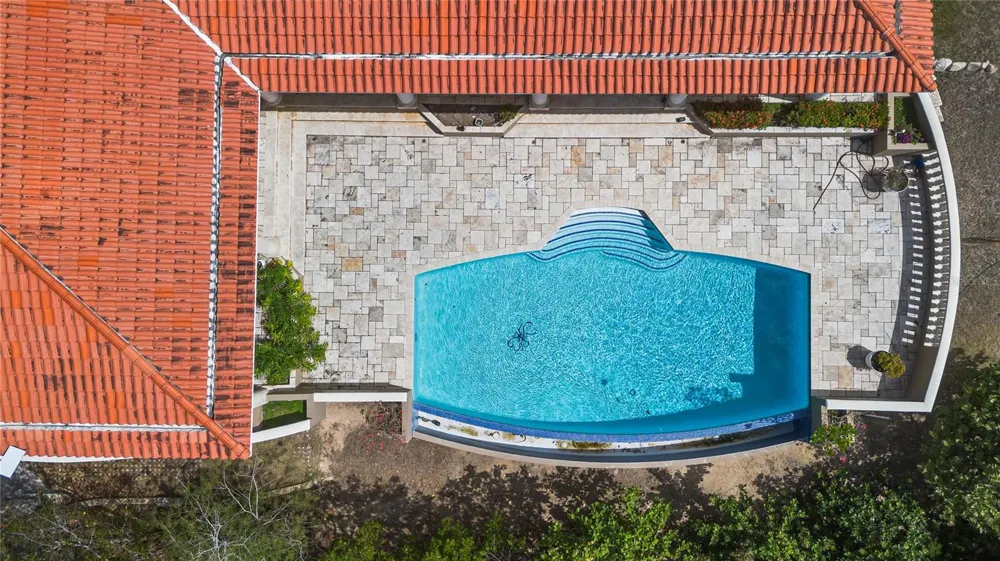 9 SHELL CASTLE Humacao, PR 00791