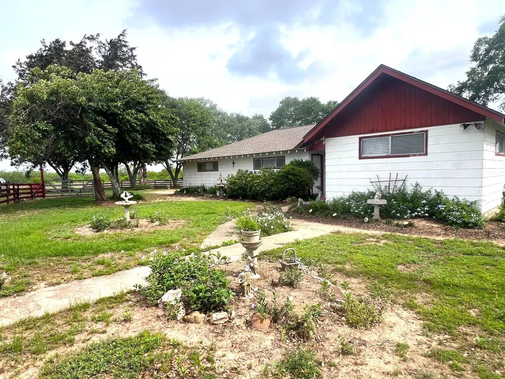 3798 Johnston Road Wallis, TX 77485