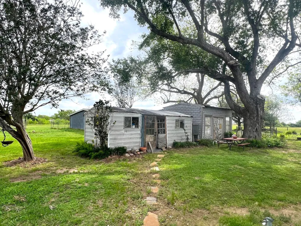 3798 Johnston Road Wallis, TX 77485