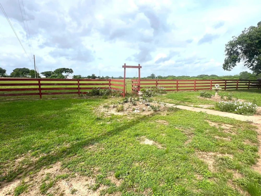 3798 Johnston Road Wallis, TX 77485