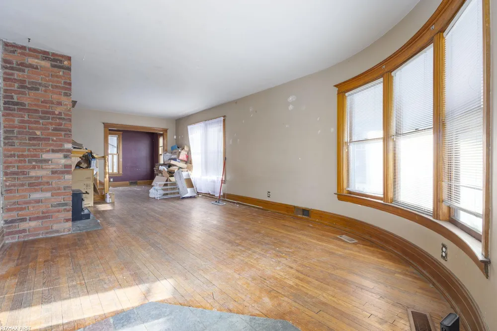 24 Grand Ave Avenue Mt Clemens City, MI 48043