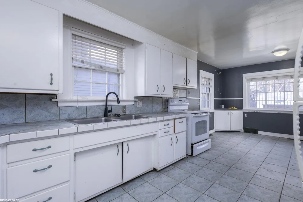 24 Grand Ave Avenue Mt Clemens City, MI 48043