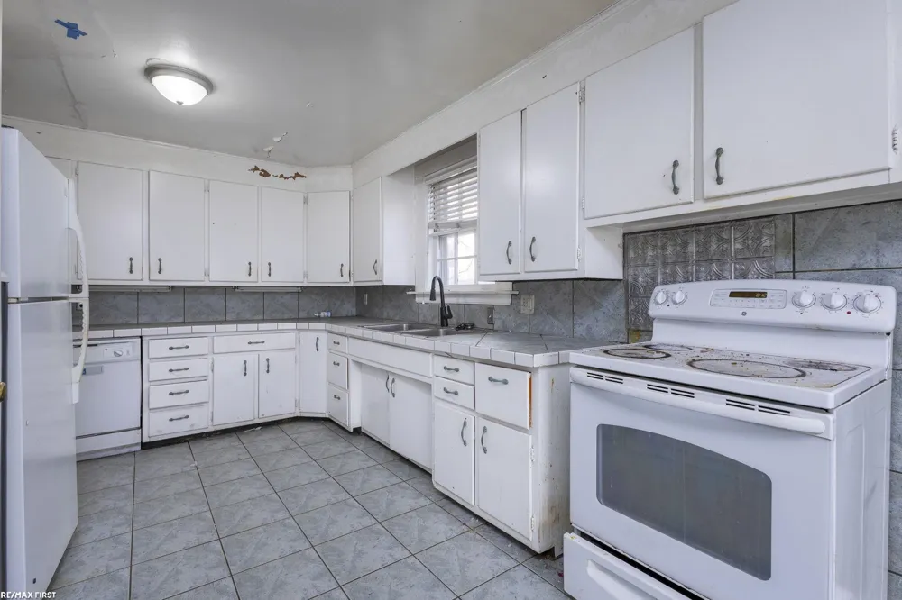 24 Grand Ave Avenue Mt Clemens City, MI 48043