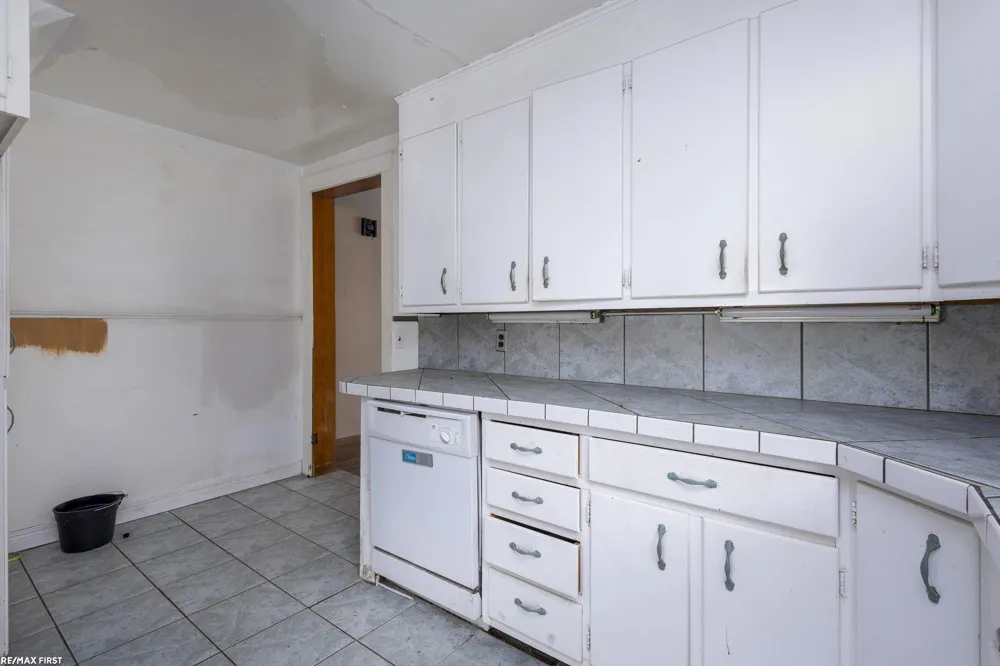 24 Grand Ave Avenue Mt Clemens City, MI 48043