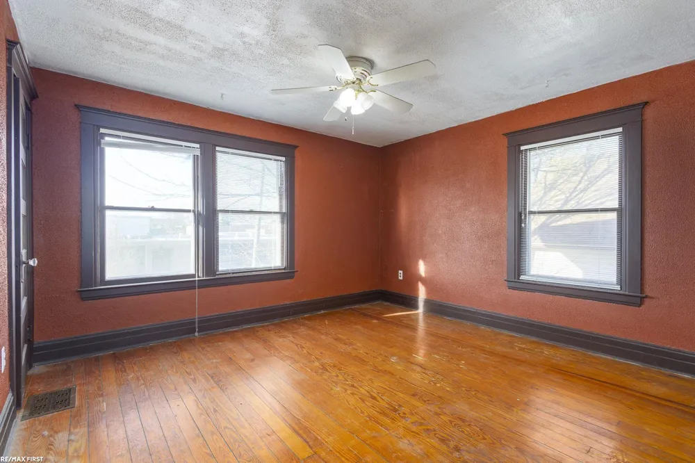 24 Grand Ave Avenue Mt Clemens City, MI 48043