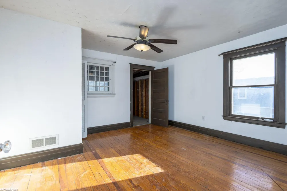 24 Grand Ave Avenue Mt Clemens City, MI 48043