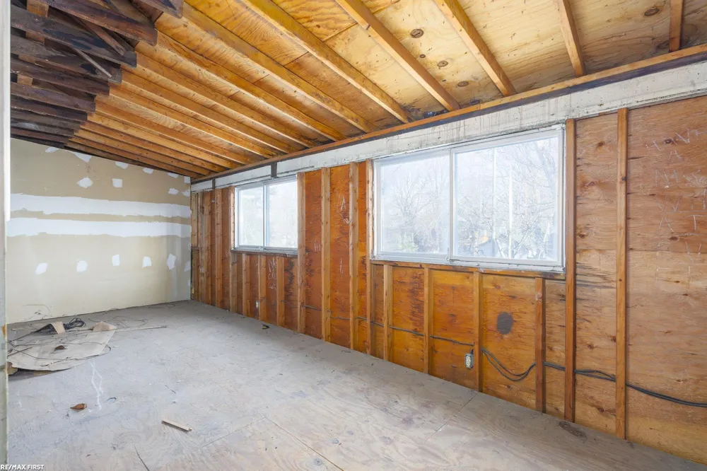 24 Grand Ave Avenue Mt Clemens City, MI 48043
