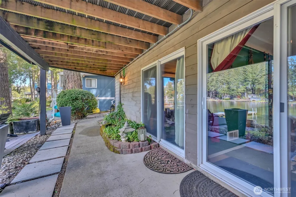 2851 E Mason Lake Drive E Grapeview, WA 98546