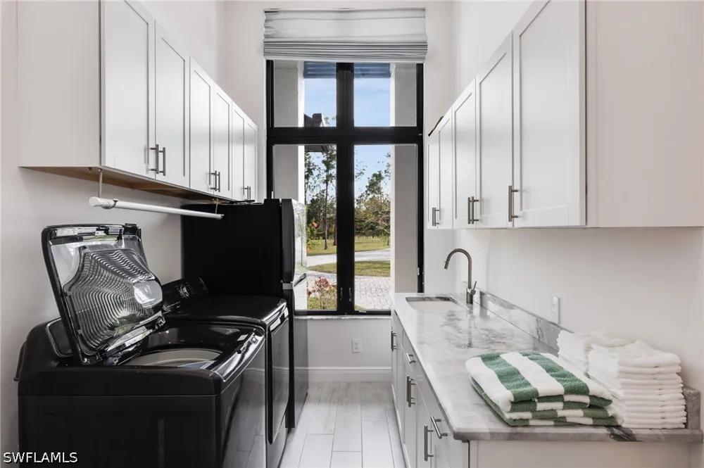 Livingston Woods Lane Naples, FL 34109