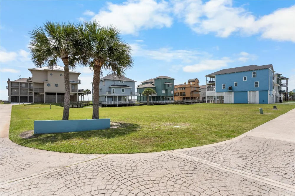 14 Blue Heron Circle Jamaica Beach, TX 77554