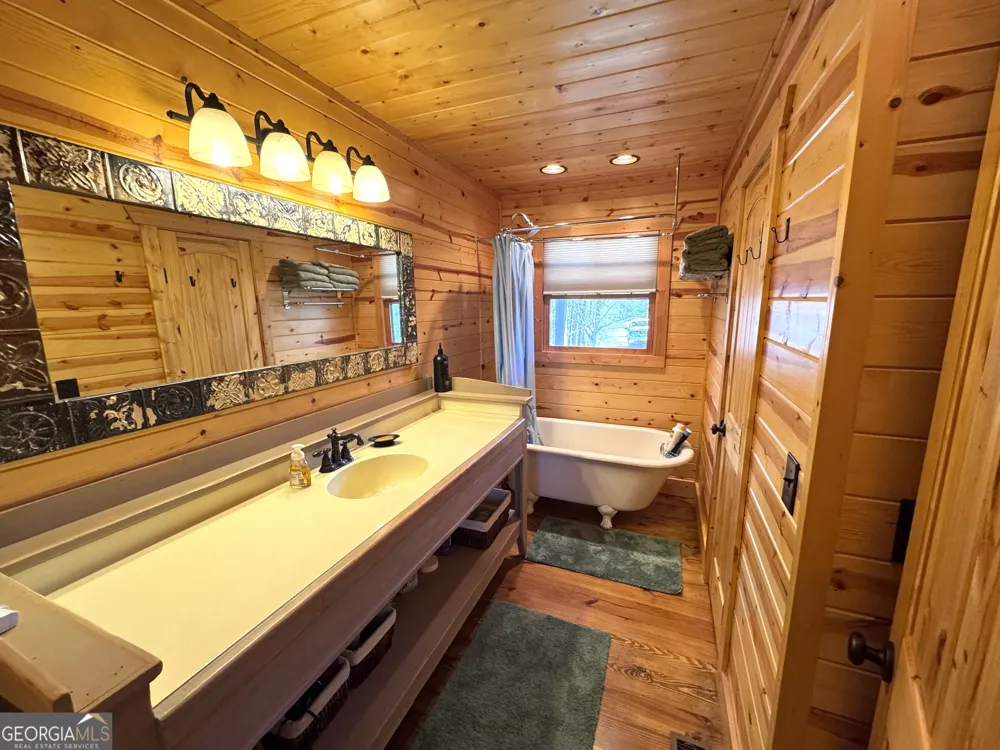 333 Laurel Mountain DR Toccoa, GA 30577