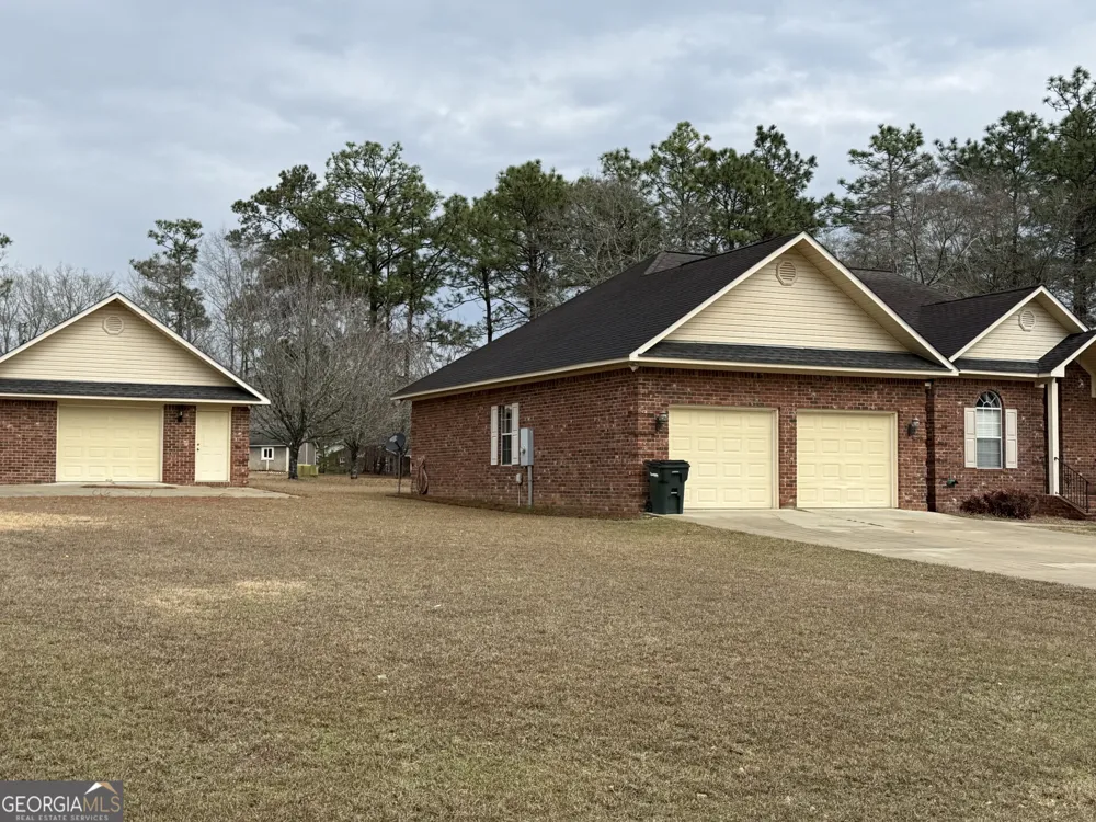 102 Oak CIR Glennville, GA 30427