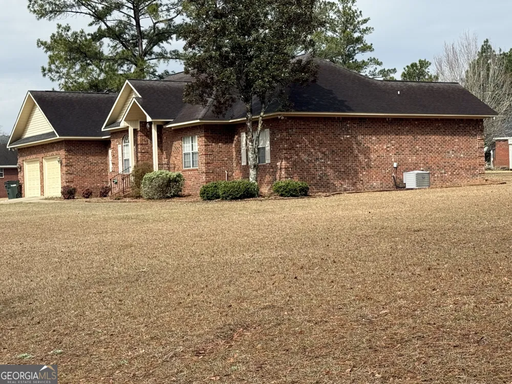 102 Oak CIR Glennville, GA 30427