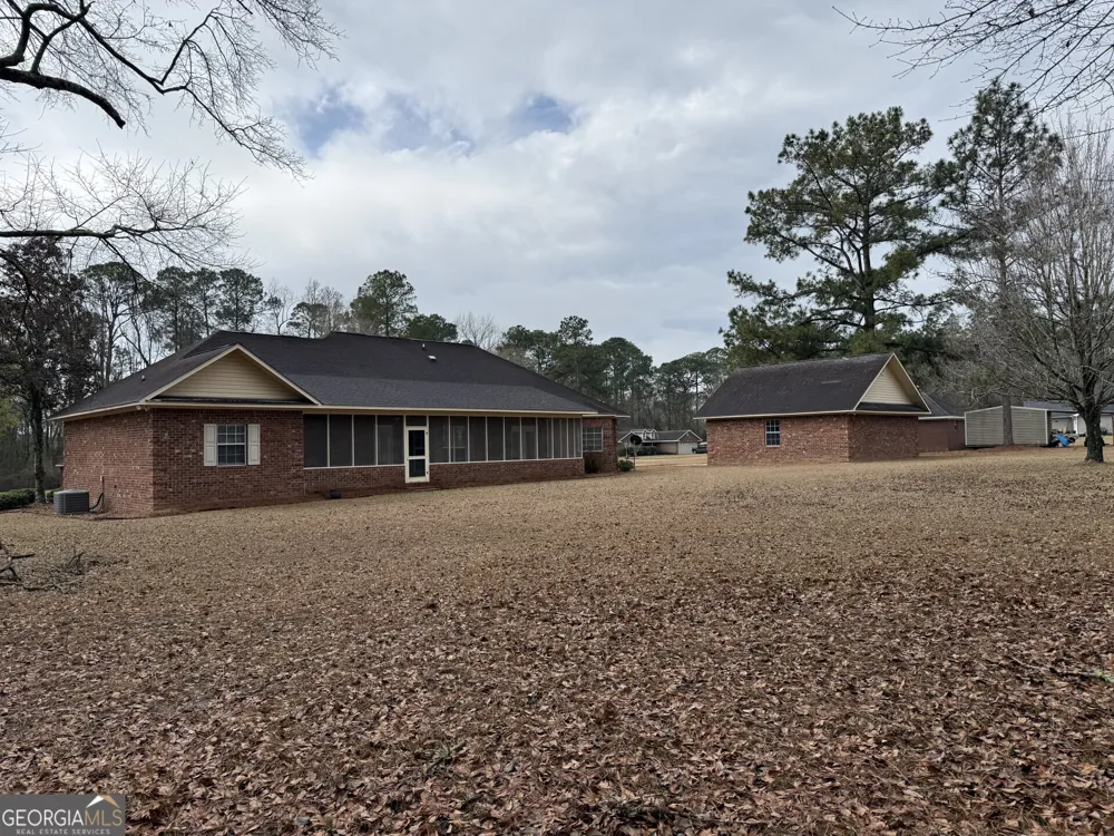 102 Oak CIR Glennville, GA 30427