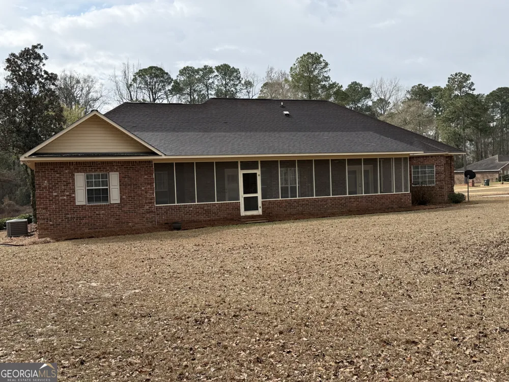102 Oak CIR Glennville, GA 30427