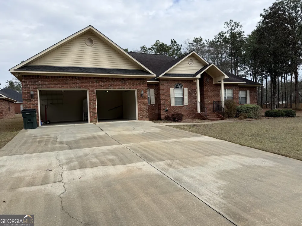 102 Oak CIR Glennville, GA 30427