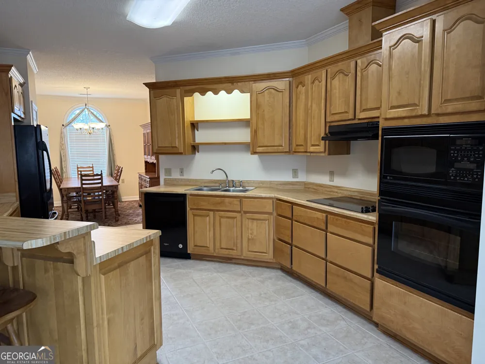 102 Oak CIR Glennville, GA 30427
