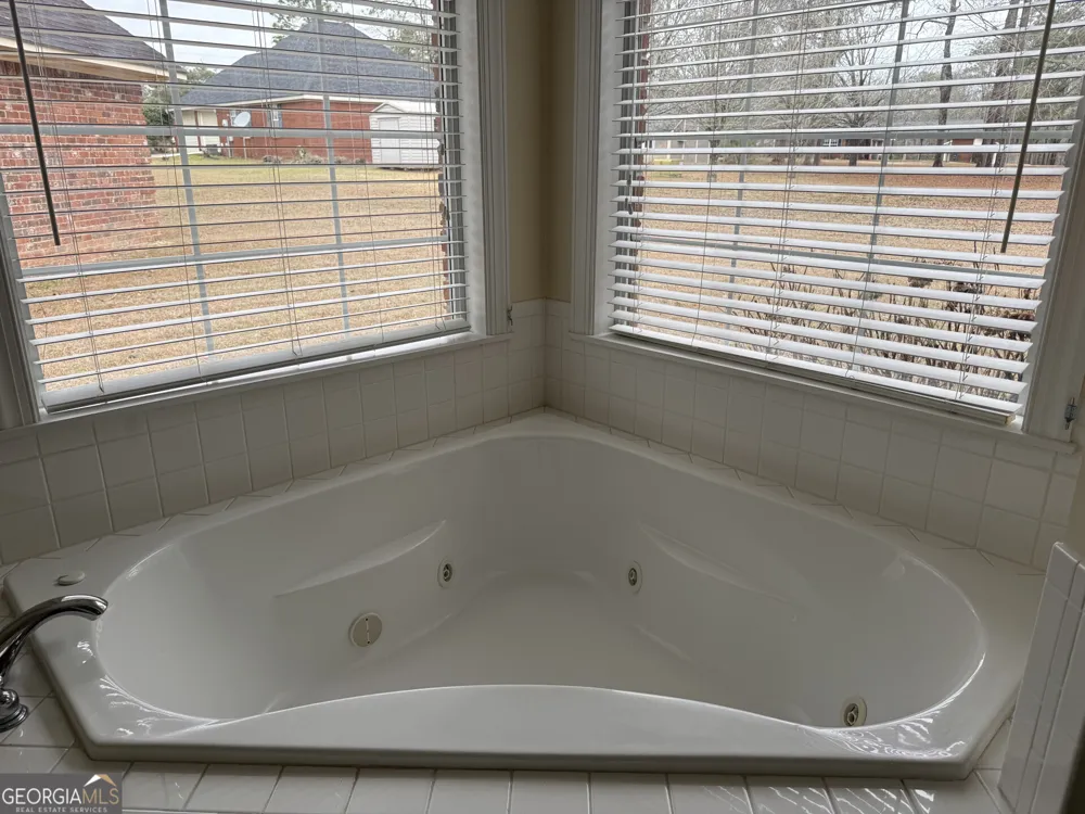 102 Oak CIR Glennville, GA 30427