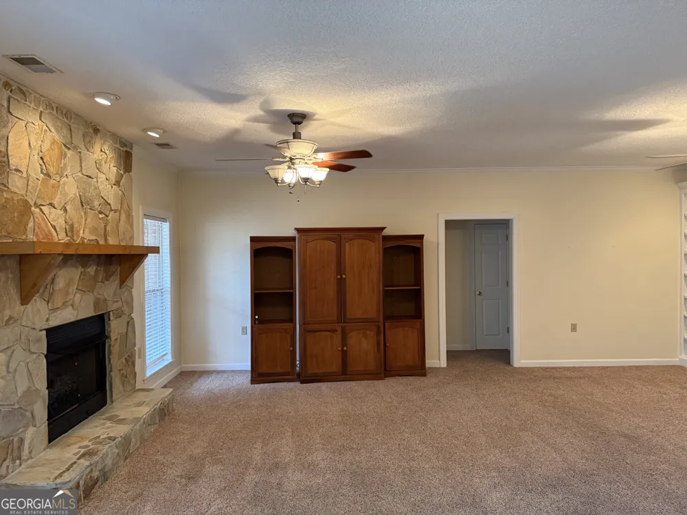 102 Oak CIR Glennville, GA 30427