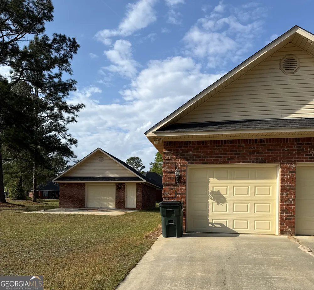 102 Oak CIR Glennville, GA 30427