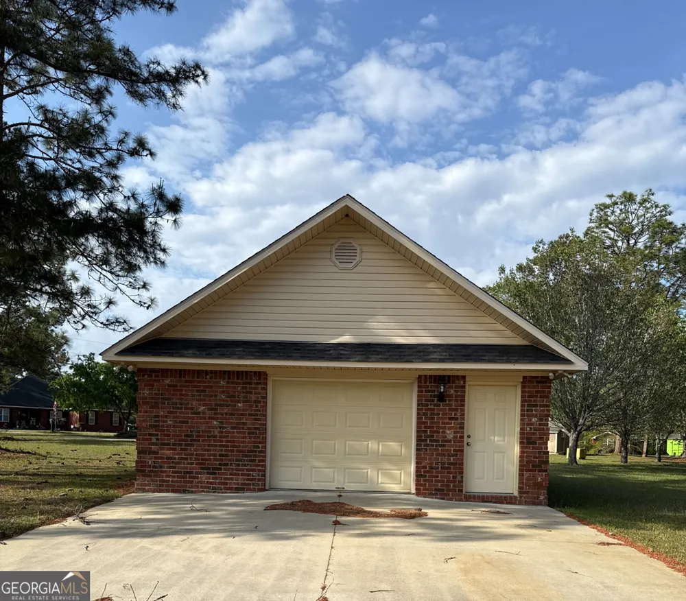 102 Oak CIR Glennville, GA 30427