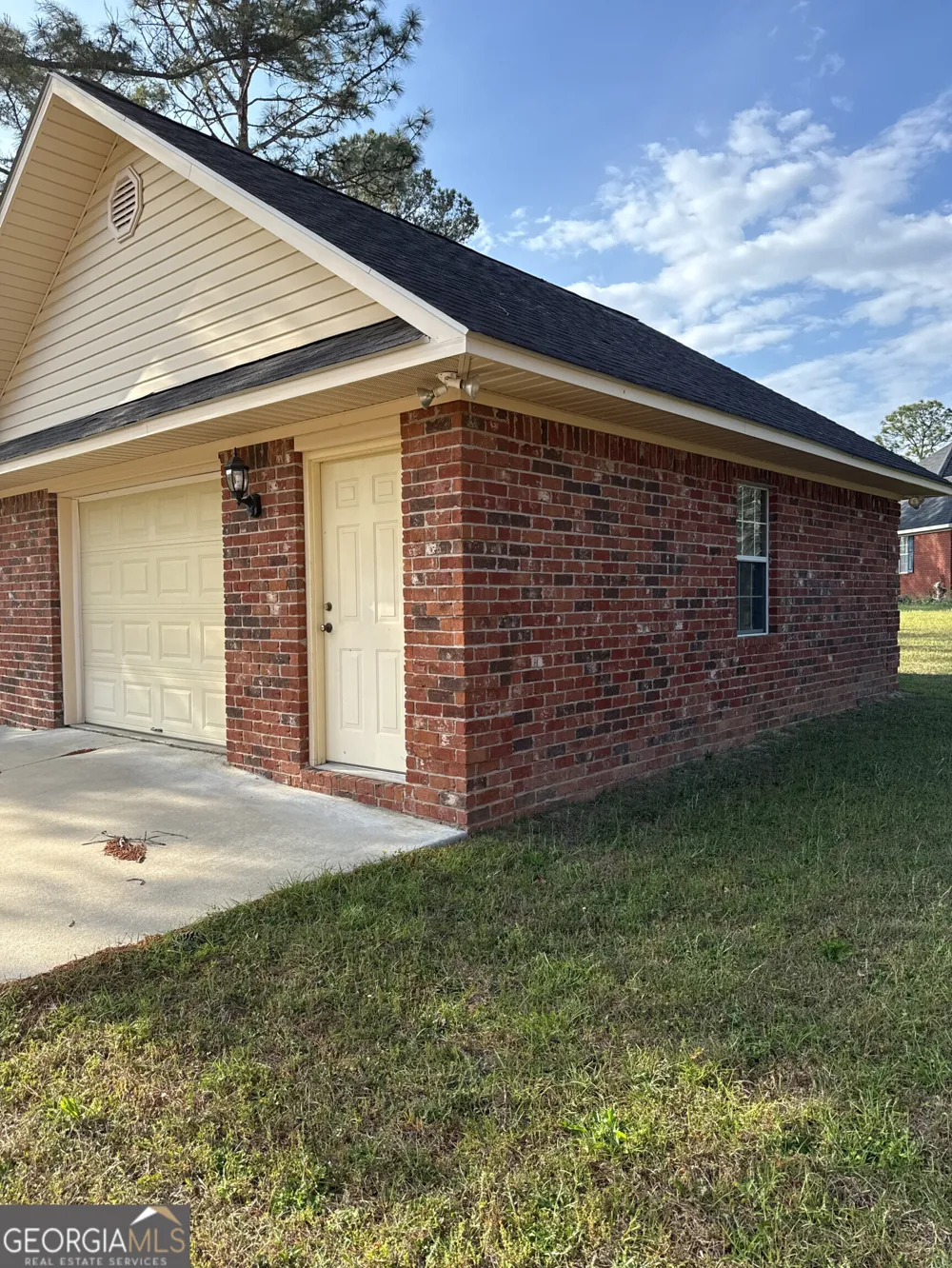 102 Oak CIR Glennville, GA 30427