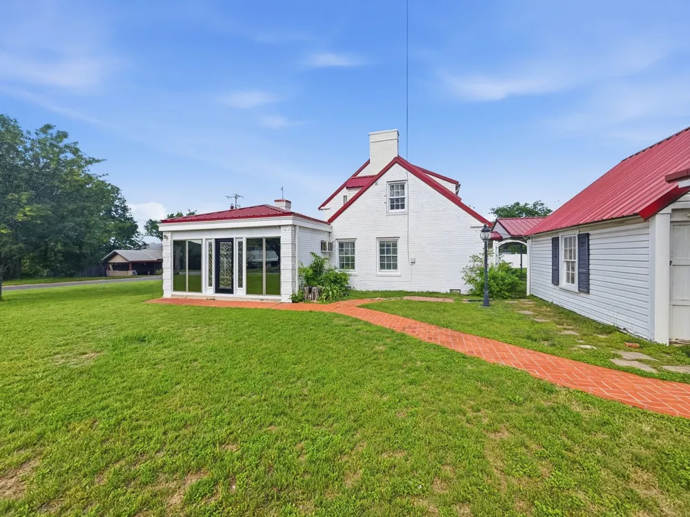 609 E Main Street Hamilton, TX 76531