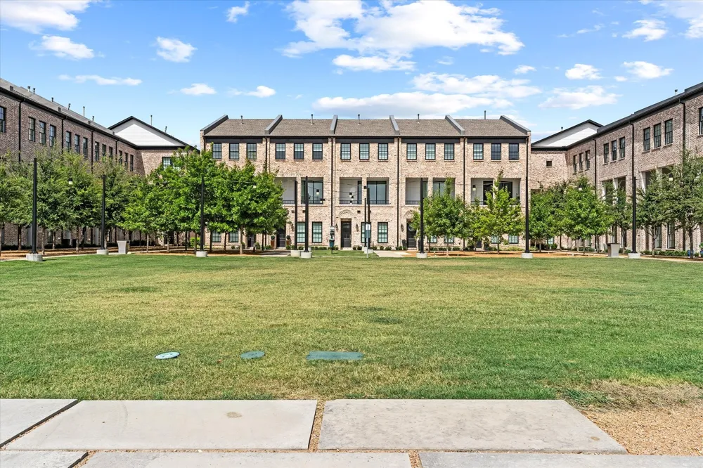 14956 Oak Street Addison, TX 75001