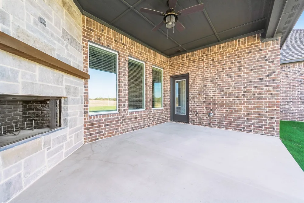 153 Dove Landing Valley View, TX 76272