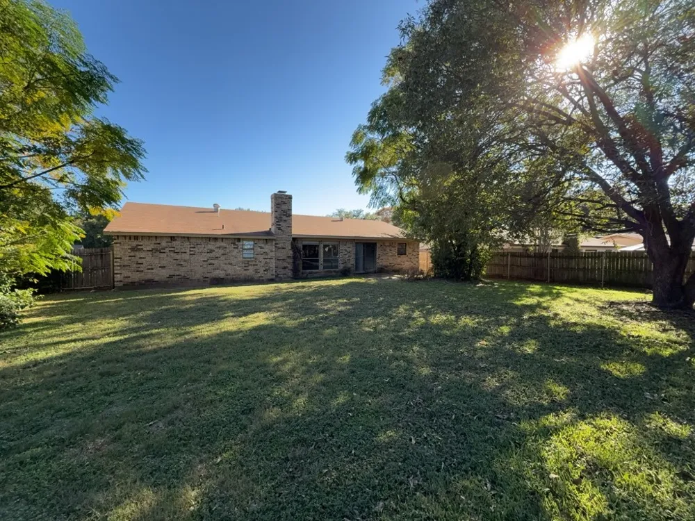 1613 Edge Hill Road Benbrook, TX 76126