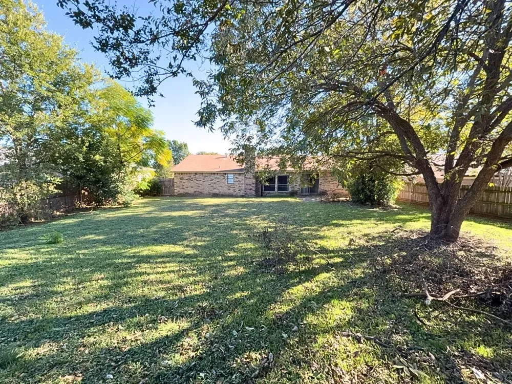 1613 Edge Hill Road Benbrook, TX 76126