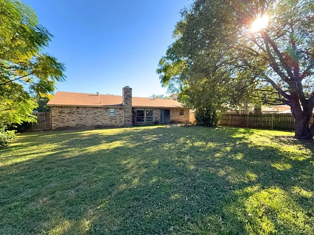 1613 Edge Hill Road Benbrook, TX 76126