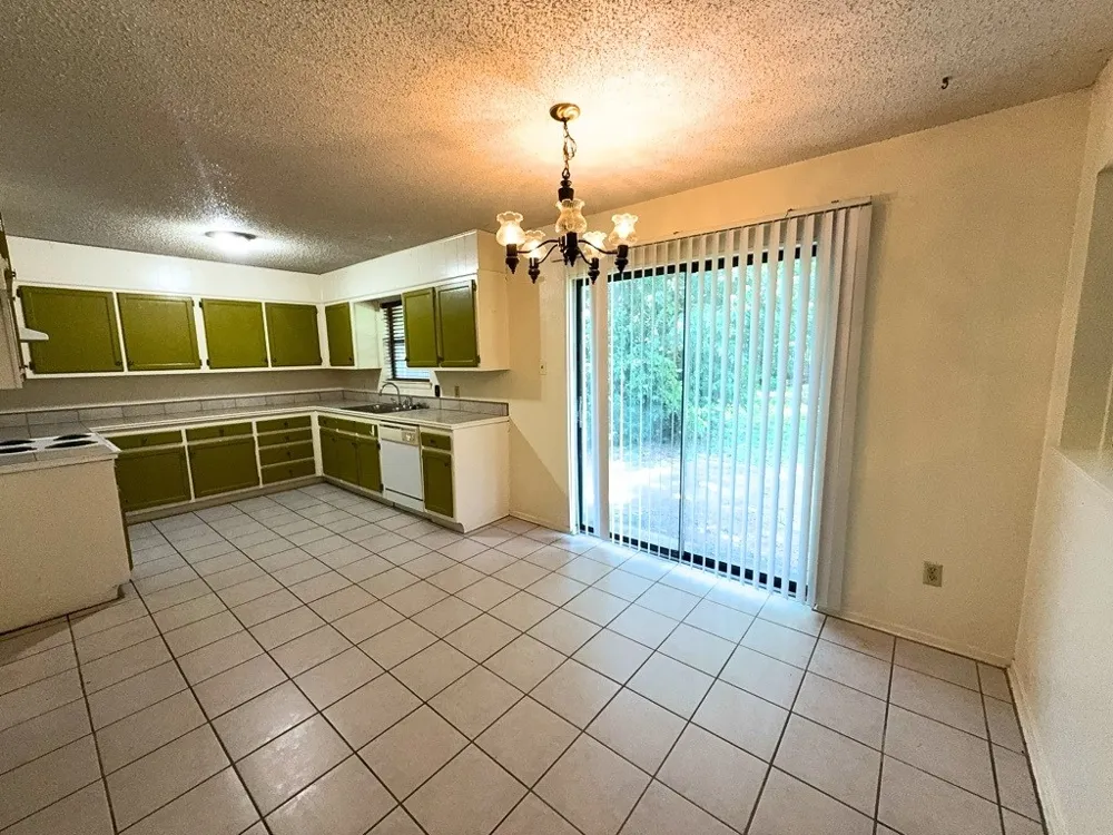 1613 Edge Hill Road Benbrook, TX 76126