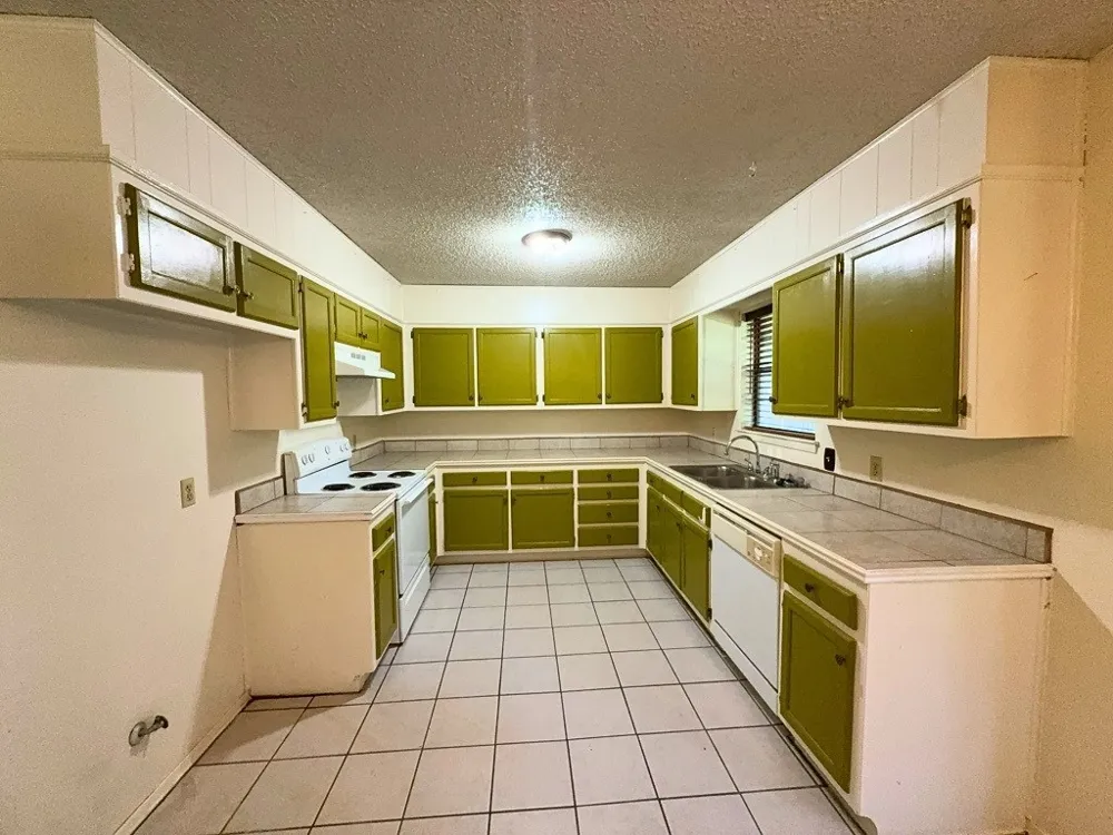 1613 Edge Hill Road Benbrook, TX 76126
