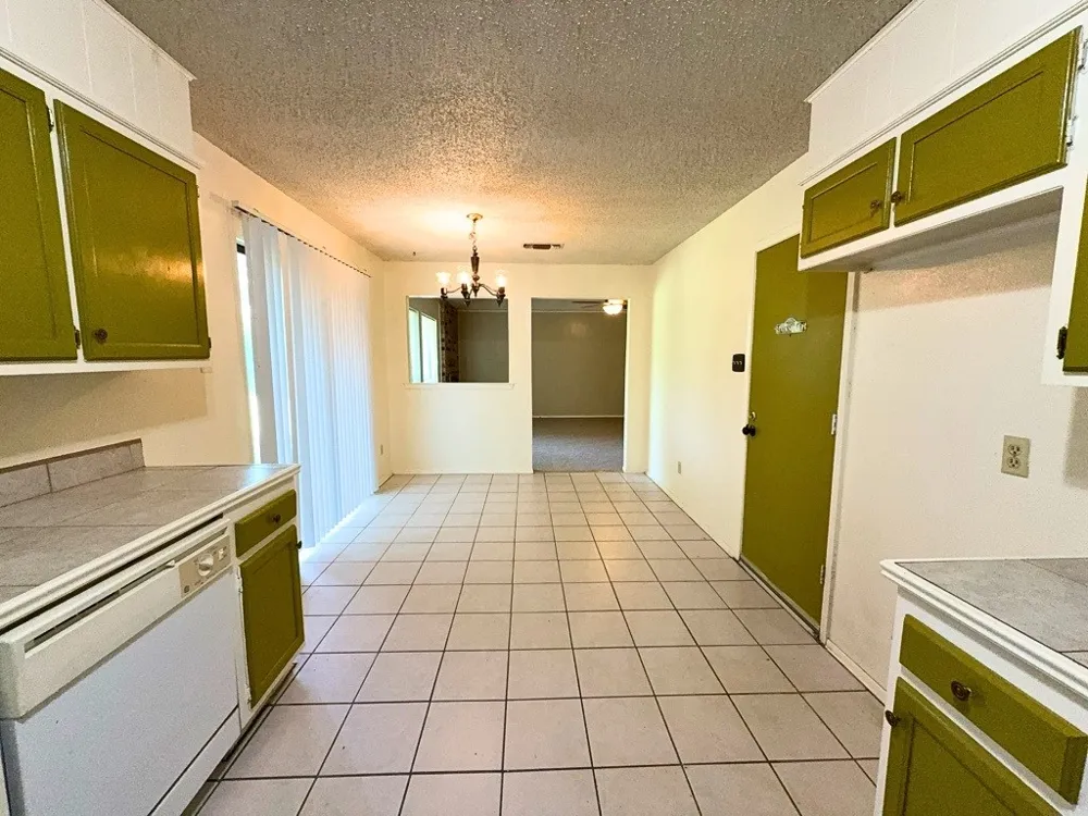 1613 Edge Hill Road Benbrook, TX 76126