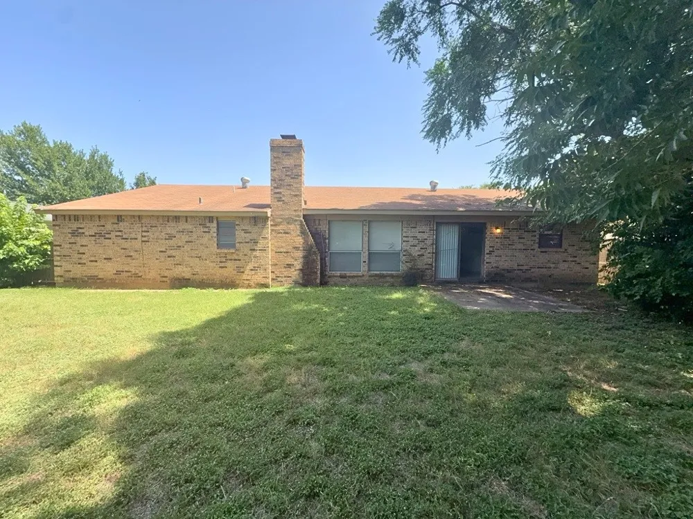 1613 Edge Hill Road Benbrook, TX 76126