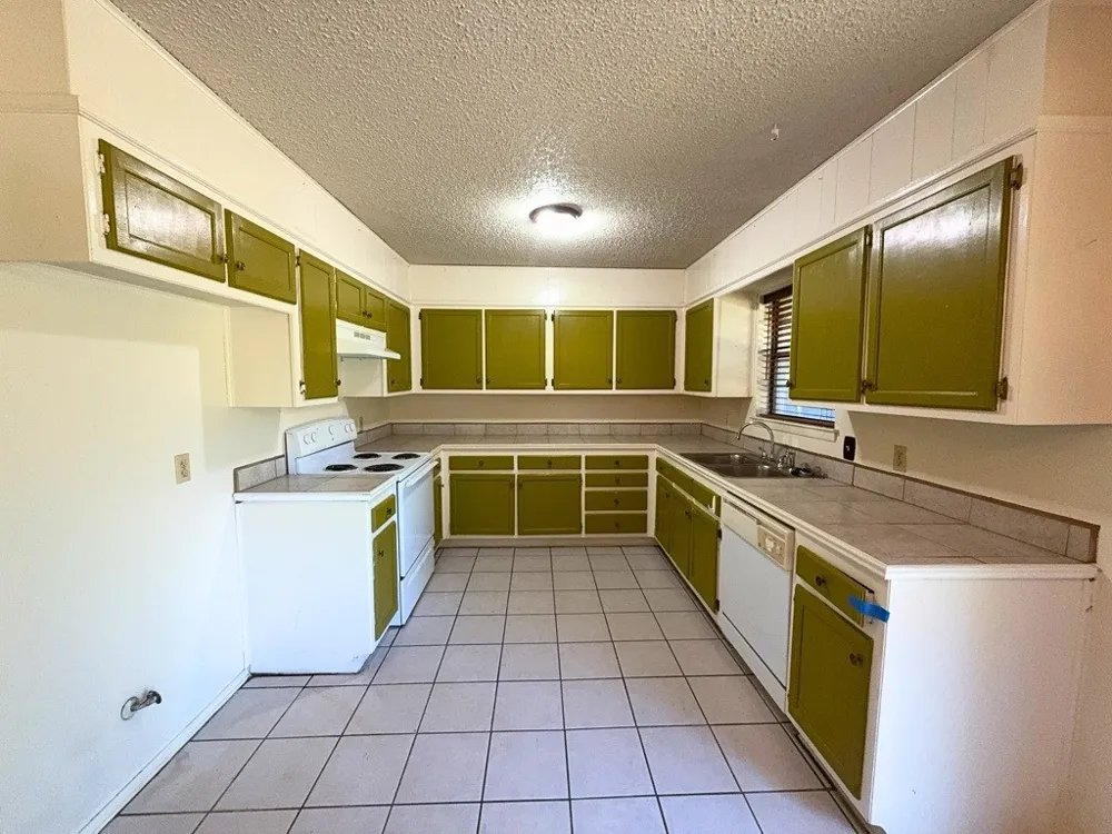 1613 Edge Hill Road Benbrook, TX 76126