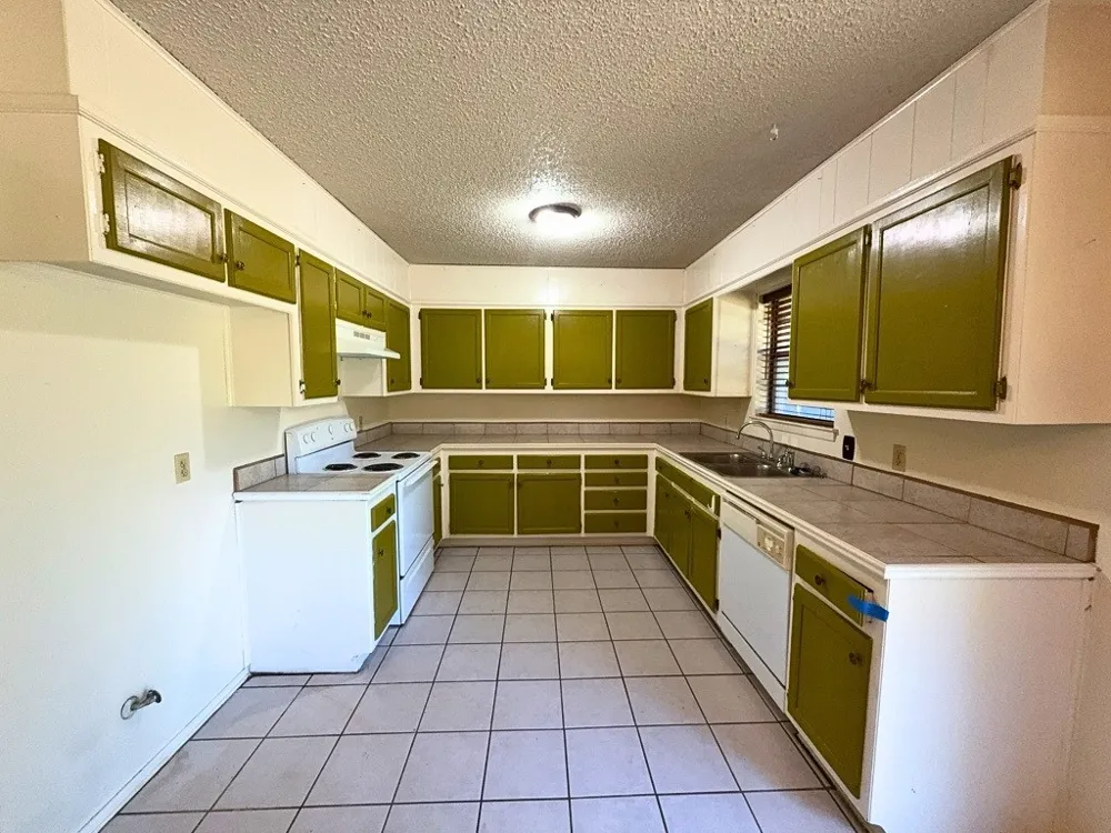 1613 Edge Hill Road Benbrook, TX 76126