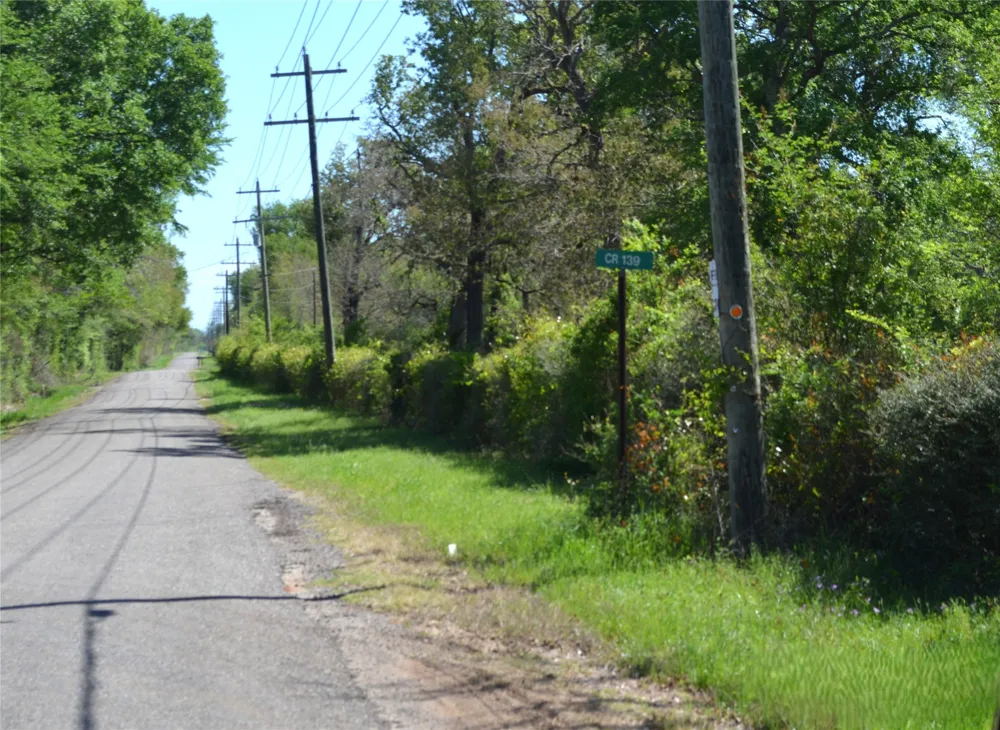 977 E Leona, TX 75850