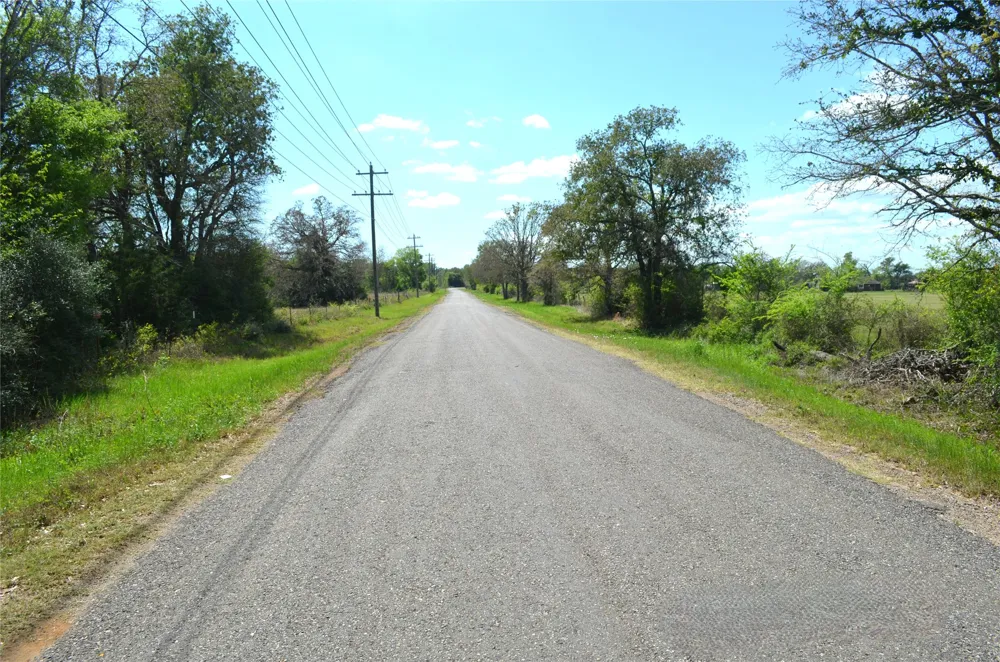977 E Leona, TX 75850