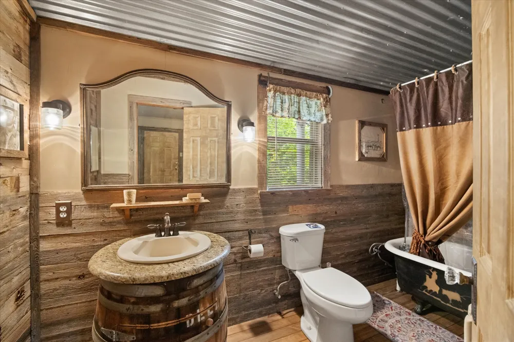 31577 US Highway 281 Lipan, TX 76462