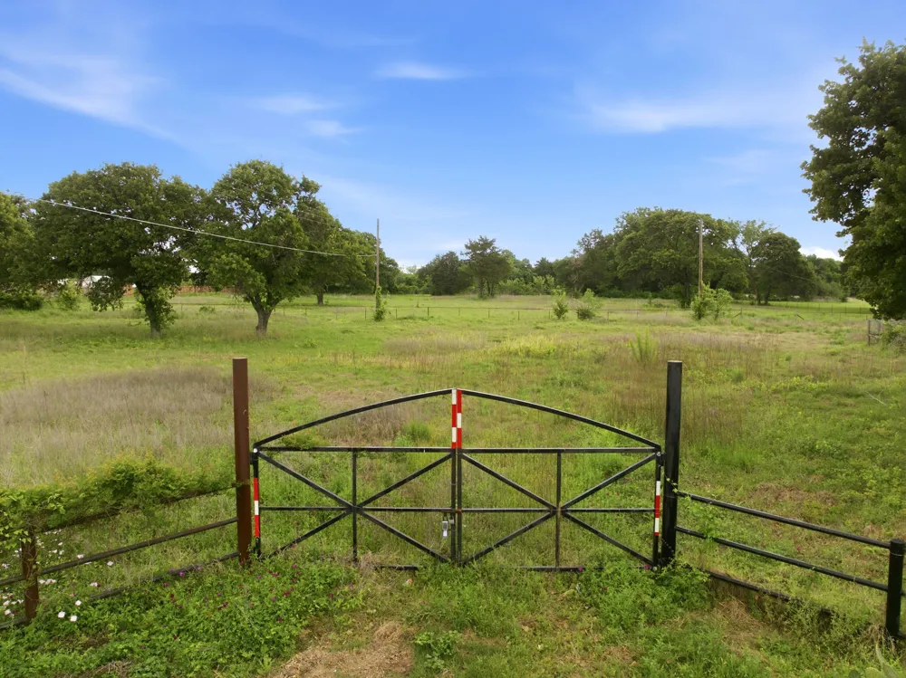 913 Howard Street Seagoville, TX 75159